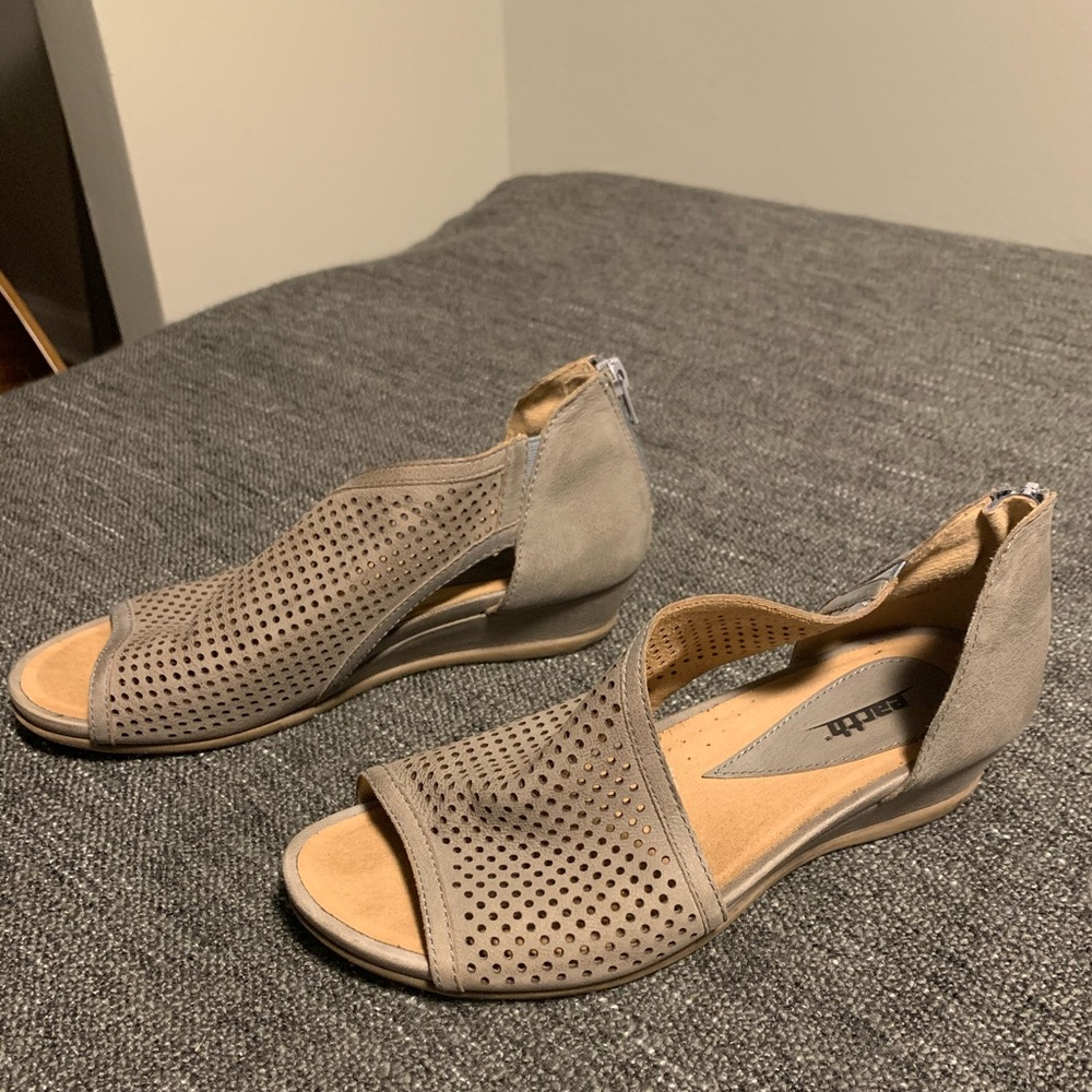 Earth sandals. Size 8